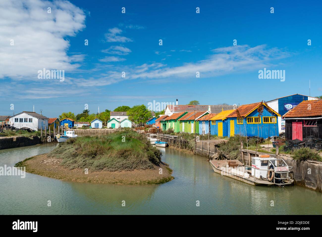 Oléron Island, Charente-Maritime, Frankreich. 25. April 2015 - Austernhütten in einem kleinen Hafen am Chateau d'Oléron an der Westatlantikküste Frankreichs Stockfoto
