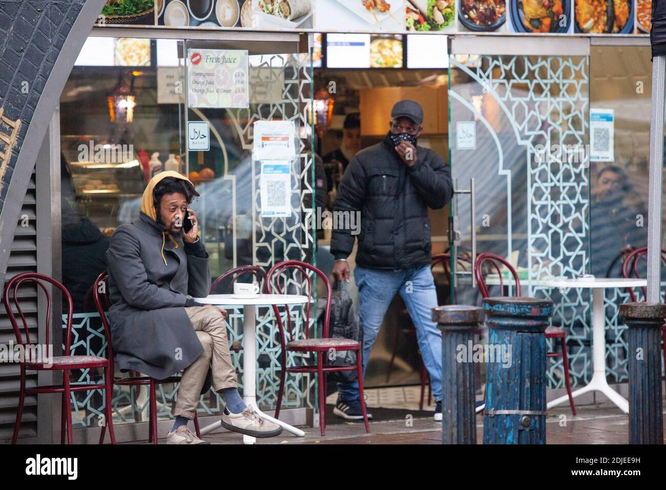 Brixton, London, 14. Dezember 2020: Kleine Restaurants können den Kunden derzeit erlauben, drinnen zu essen, solange sie ihre sozialen Blasen nicht vermischen. Ab Mittwoch, den 16. Dezember, um 00:01 Uhr können nur noch Take-Out-Bestellungen bedient werden. Anna Watson/Alamy Live News Stockfoto