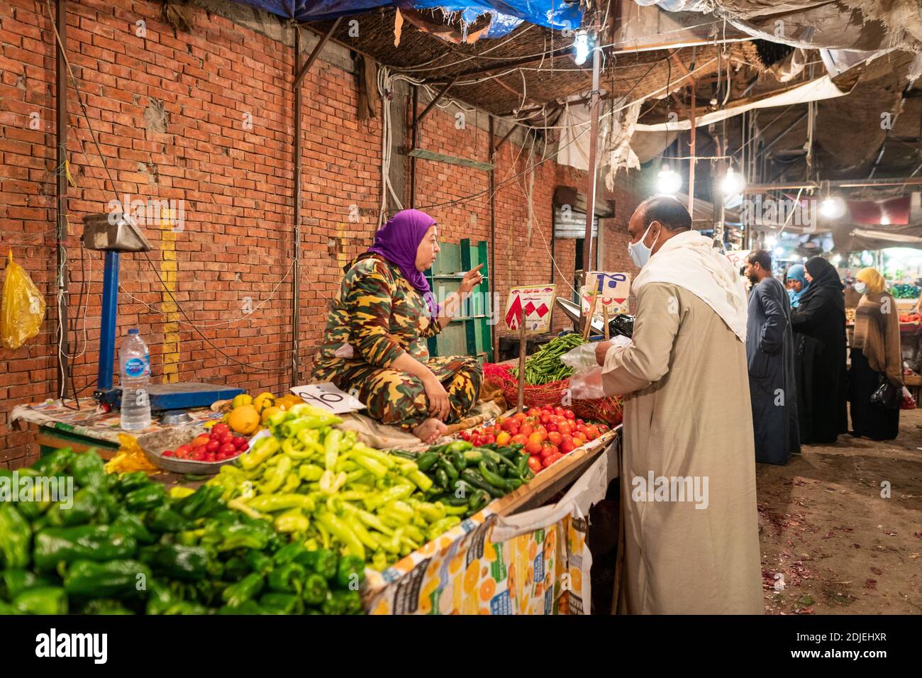 Hurghada, Rotes Meer, Ägypten, dez. 2020. Traditioneller Gemüsemarkt. Masken werden hier getragen, aber nicht alle. Stockfoto