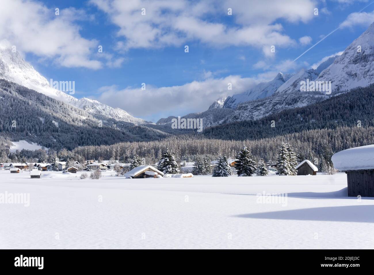 Ehrwalder Tal, Tirol, Österreich. Winter Berglandschaft, Sonnentag mit weißen Wolken am blauen Himmel. Stockfoto