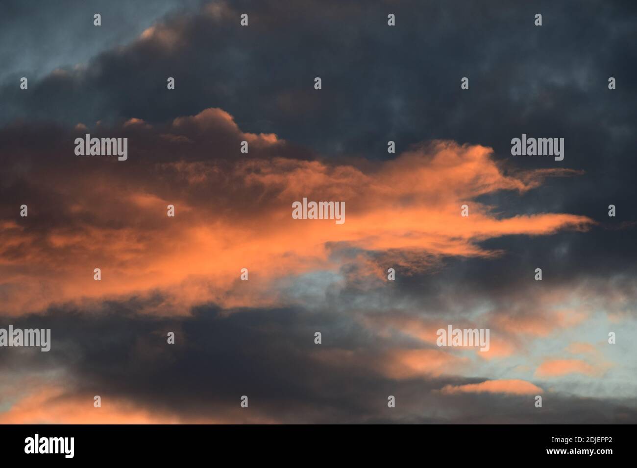 Ein Wintersonnenuntergang-Skyrama Stockfoto