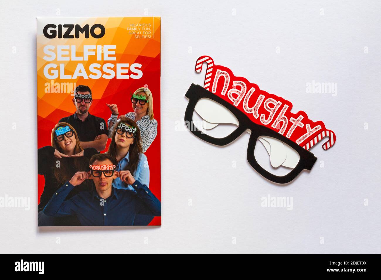 Gizmo Selfie-Brille mit frechen Selfie-Brille zeigt isoliert auf Weißer Hintergrund Stockfoto