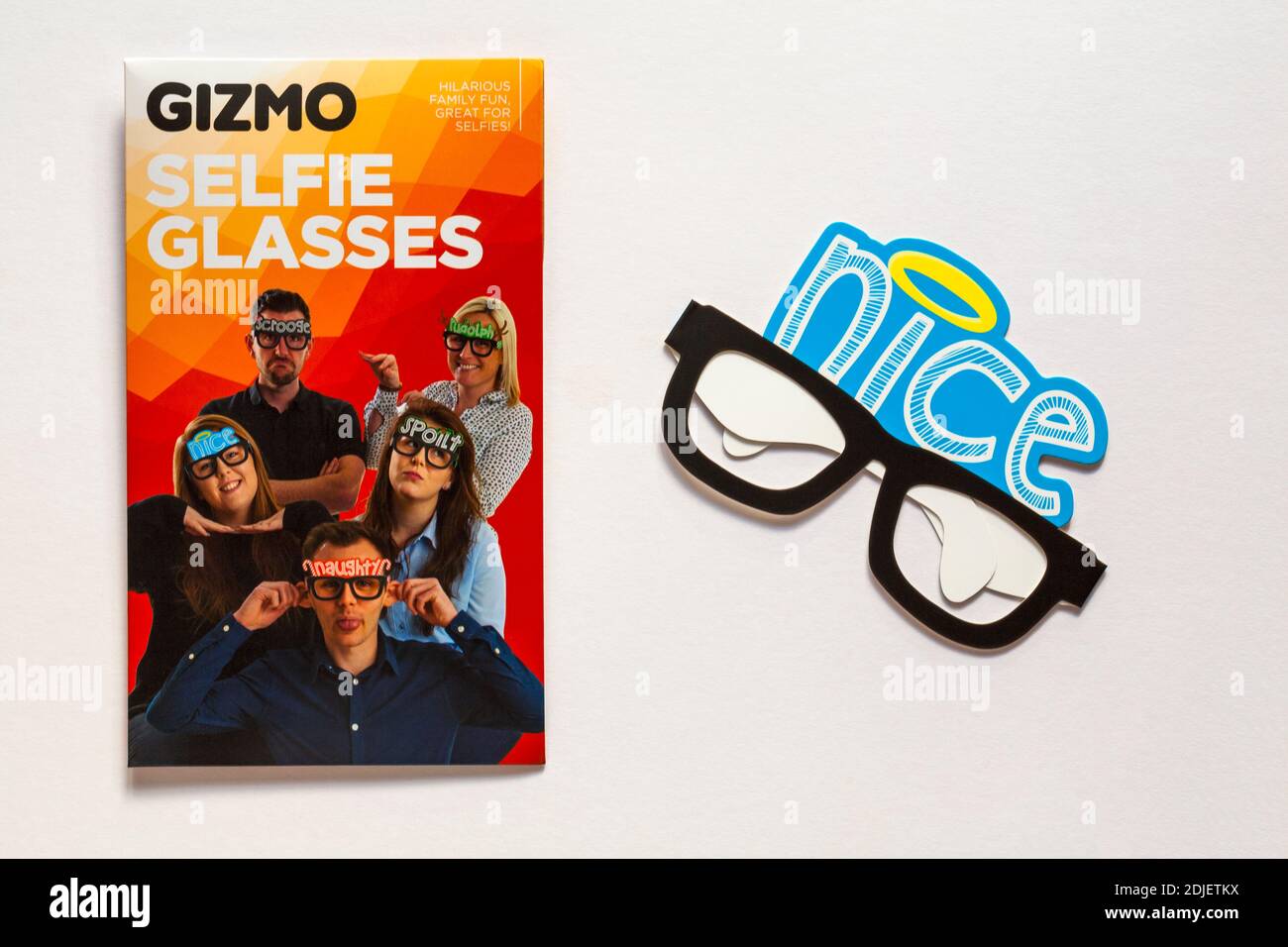Gizmo Selfie-Brille mit schöner Selfie-Brille zeigt isoliert auf Weißer Hintergrund Stockfoto