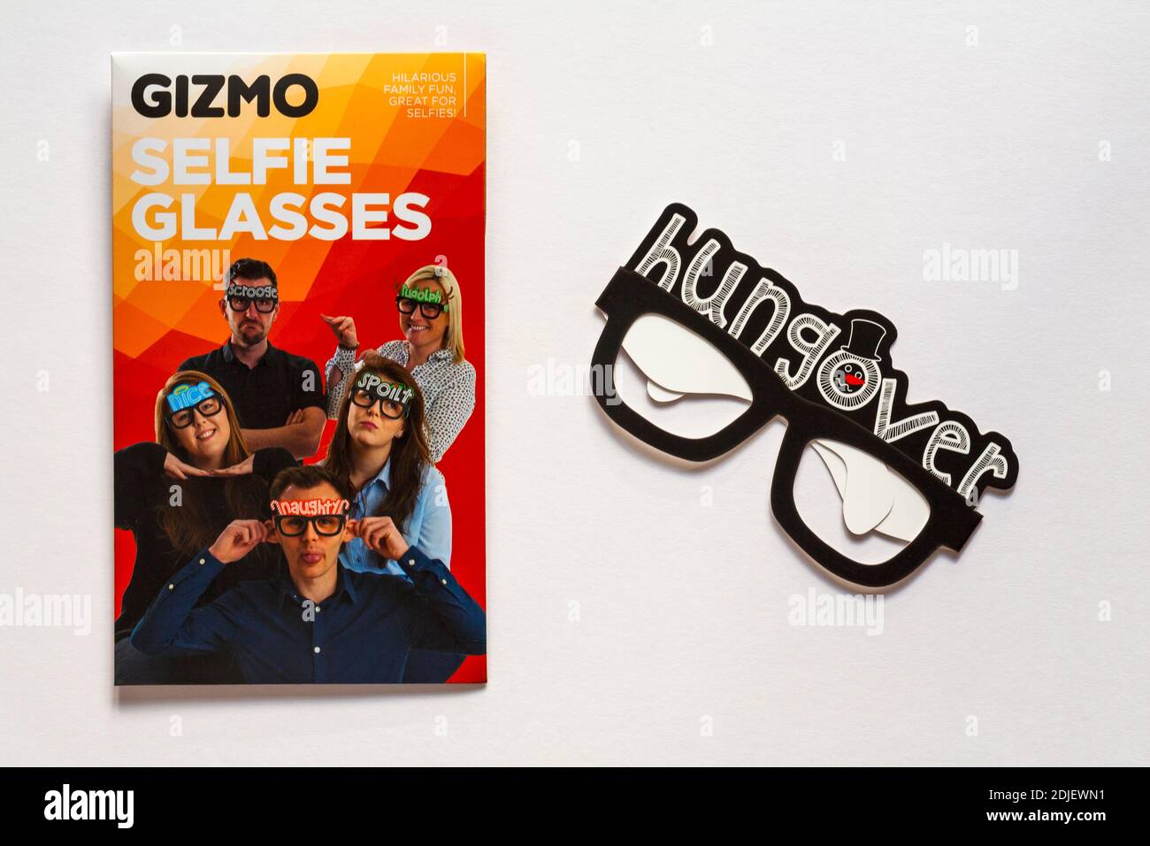 Gizmo Selfie Brille mit Kungover Selfie Brille zeigt isoliert auf Weißer Hintergrund Stockfoto
