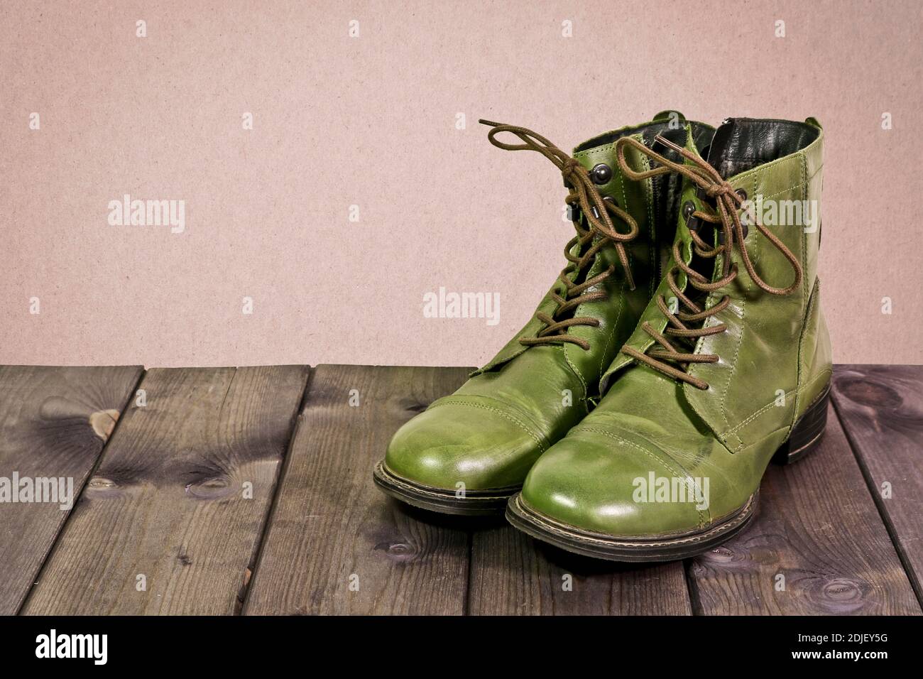 Vintage grüne Stiefel aus echtem Leder auf Holzfußböden Stockfotografie -  Alamy