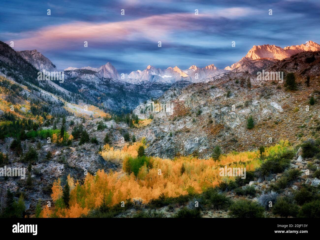 Eastern Sierra Mountains mit Herbstfarbe bei Sonnenaufgang. Inyo National Forest. Kalifornien Dieses Bild hat einen Himmel hinzugefügt. Stockfoto