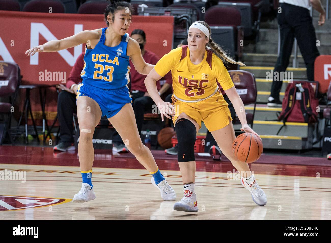UCLA gegen USC Frauen Basketball Stockfoto