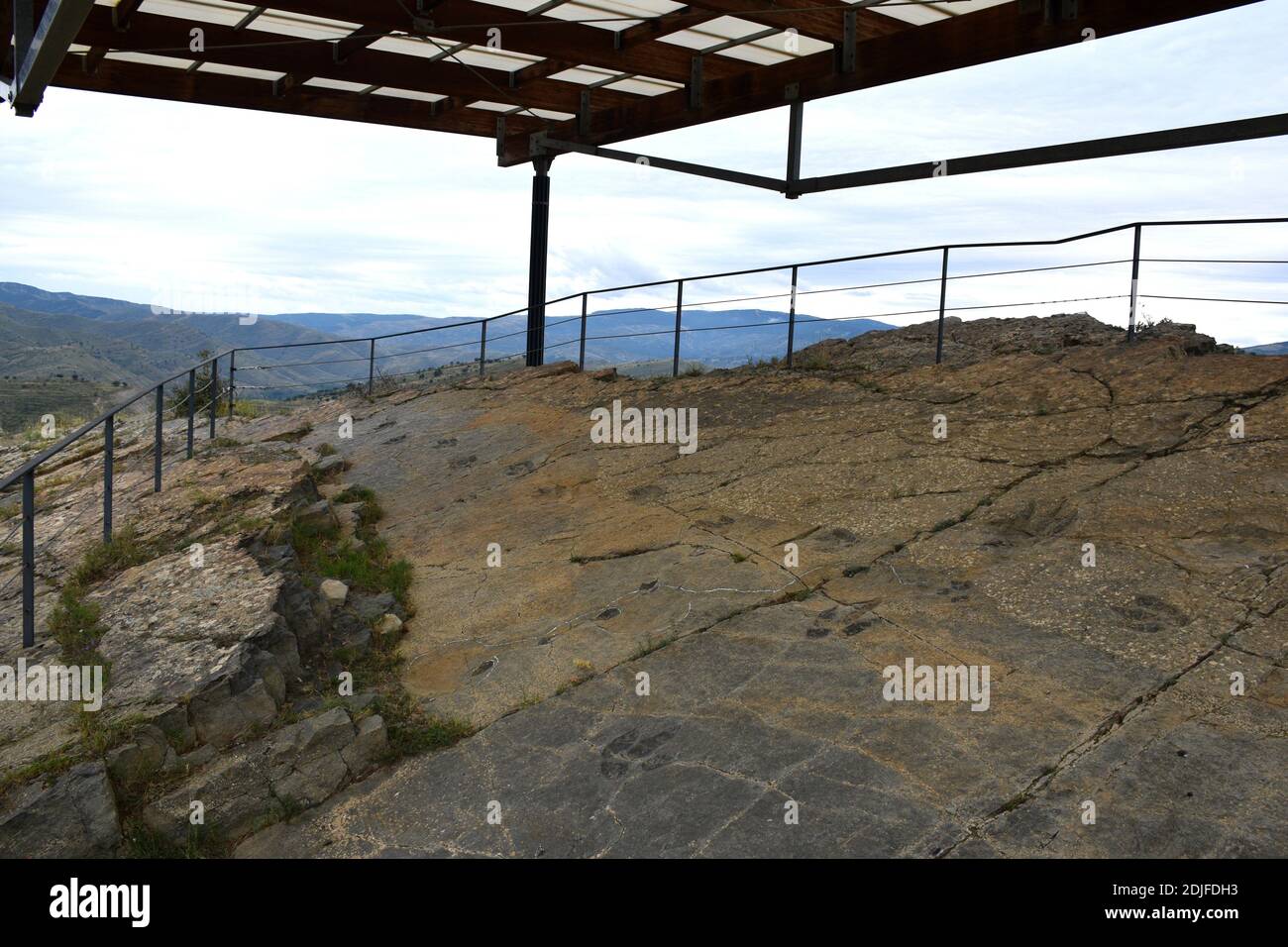 Spuren von Theropod ichnies, einer von ihnen lahm, seinem Schwanz nachhängend. Fundort von bedeckten Ichniten (Dinosaurierfußabdrücke) von Peñaportillo, Munilla Stockfoto