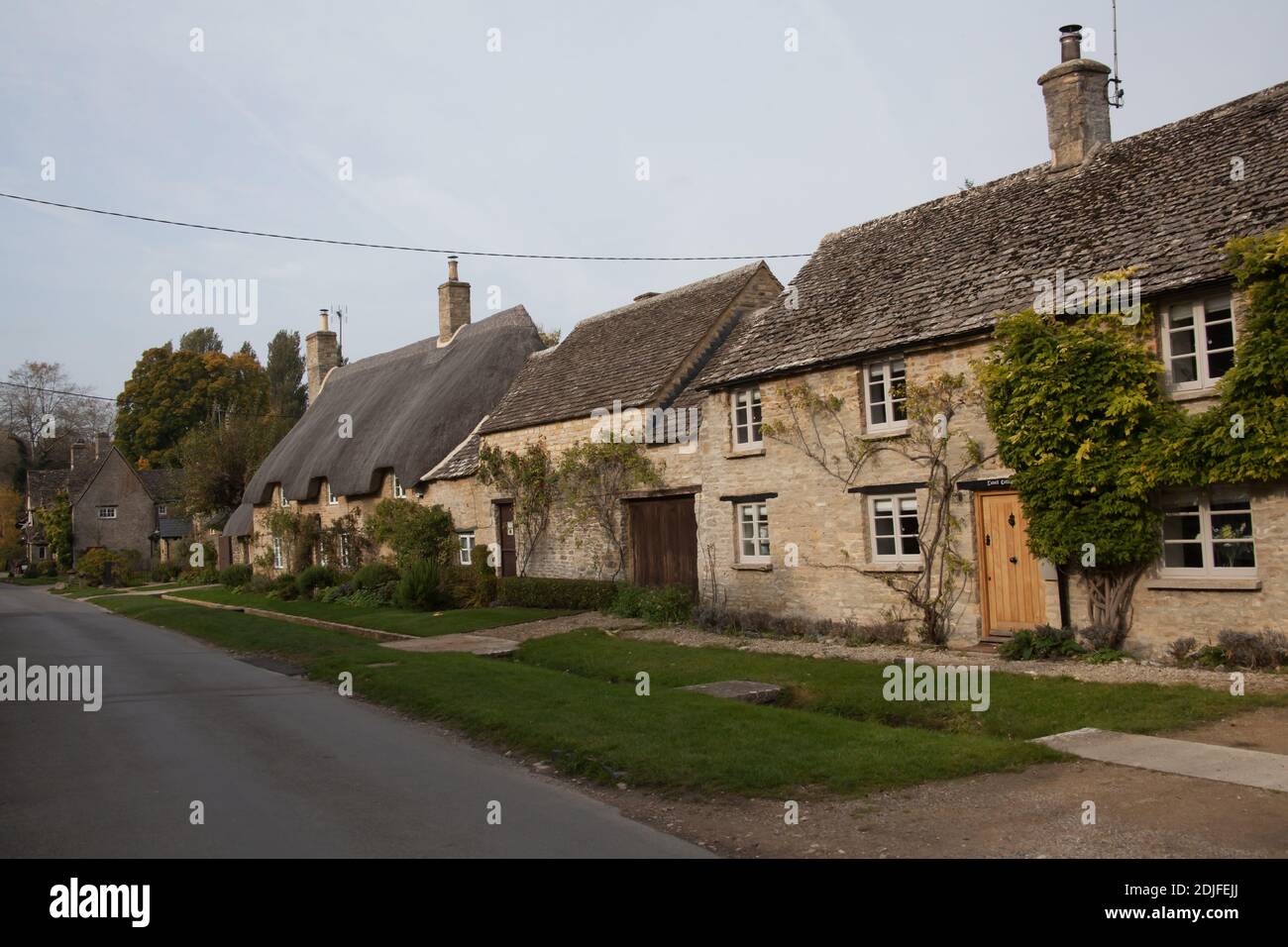 Alte Hütten in Minster Lovell in Oxfordshire in Großbritannien, aufgenommen am 19. Oktober 2020 Stockfoto