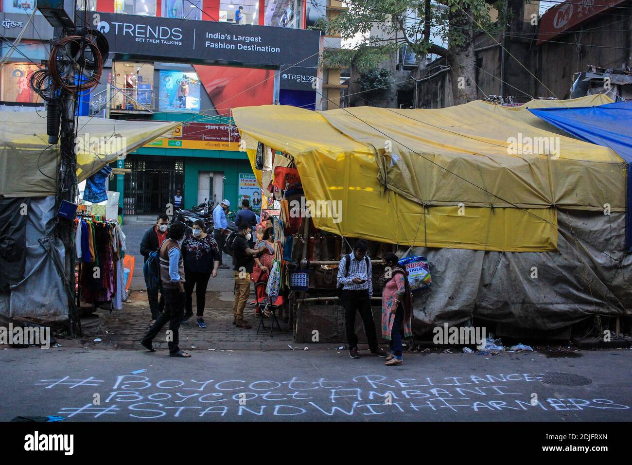 Kalkutta, Indien. Dezember 2020. Die Mitglieder von AISA und PDSF veranstalteten am Montag Protestkundgebungen zum Boykott der Reliance Jio sim und der Produkte der Ambani-Adani-Gruppe im Reliance Trends in Kalkata. (Foto von Snehasish Bodhak/Pacific Press) Quelle: Pacific Press Media Production Corp./Alamy Live News Stockfoto