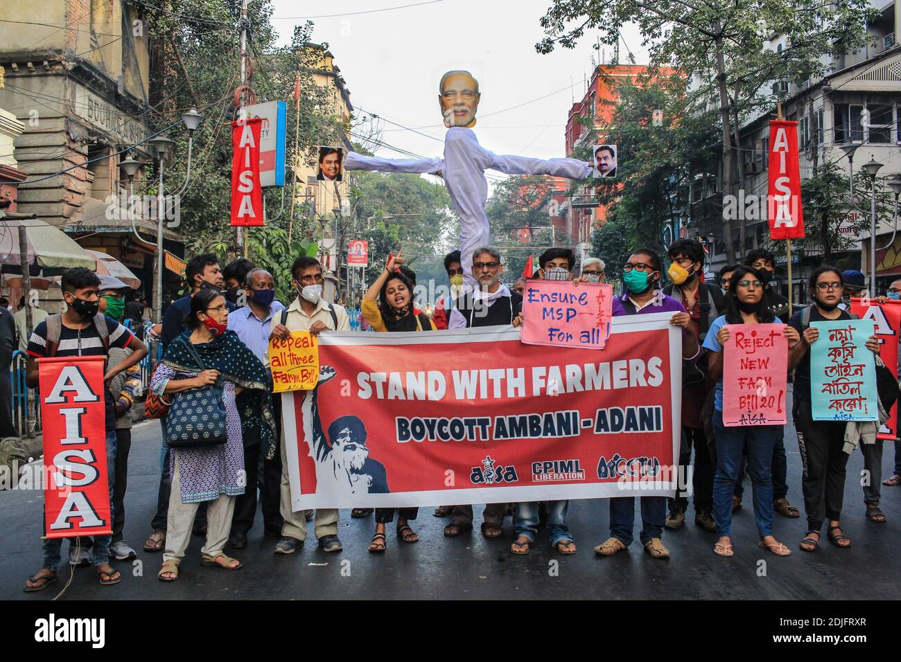 Kalkutta, Indien. Dezember 2020. Die Mitglieder von AISA und PDSF veranstalteten am Montag Protestkundgebungen zum Boykott der Reliance Jio sim und der Produkte der Ambani-Adani-Gruppe im Reliance Trends in Kalkata. (Foto von Snehasish Bodhak/Pacific Press) Quelle: Pacific Press Media Production Corp./Alamy Live News Stockfoto