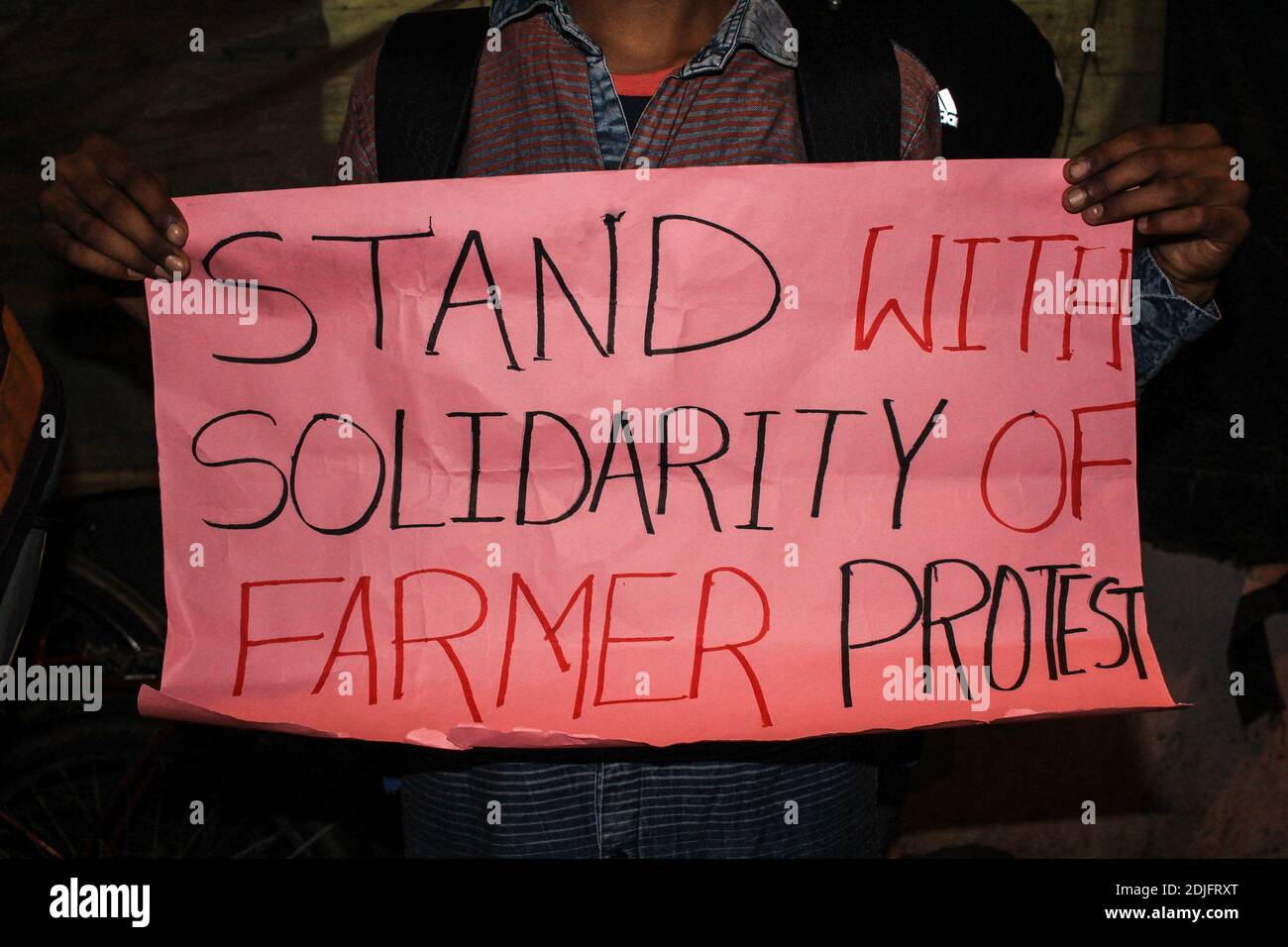 Kalkutta, Indien. Dezember 2020. Die Mitglieder von AISA und PDSF veranstalteten am Montag Protestkundgebungen zum Boykott der Reliance Jio sim und der Produkte der Ambani-Adani-Gruppe im Reliance Trends in Kalkata. (Foto von Snehasish Bodhak/Pacific Press) Quelle: Pacific Press Media Production Corp./Alamy Live News Stockfoto