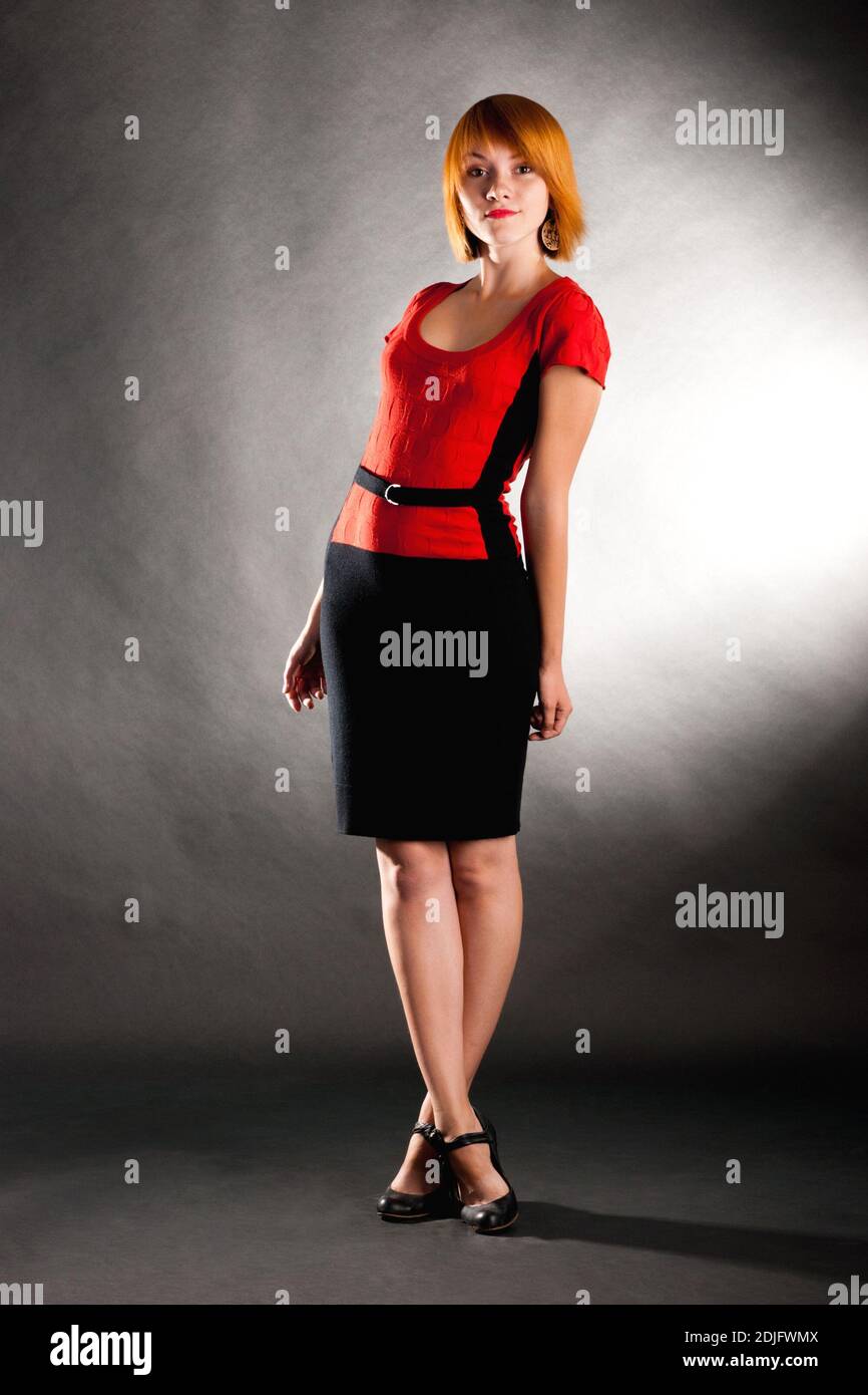 Mode Frau auf einem schwarzen Hintergrund Stockfoto
