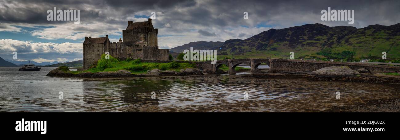 Am frühen Morgensonnenlicht über Eilean Donan Castle am Kyle of Lochalsh in den westlichen Highlands von Schottland Stockfoto