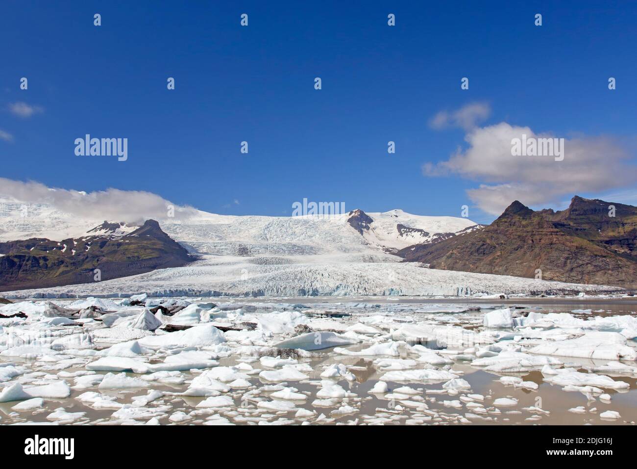 Blick über den Gletschersee Fjallsárlón und den isländischen Gletscher Fjallsjökull, Teil von Vatnajökull im Sommer, Island Stockfoto
