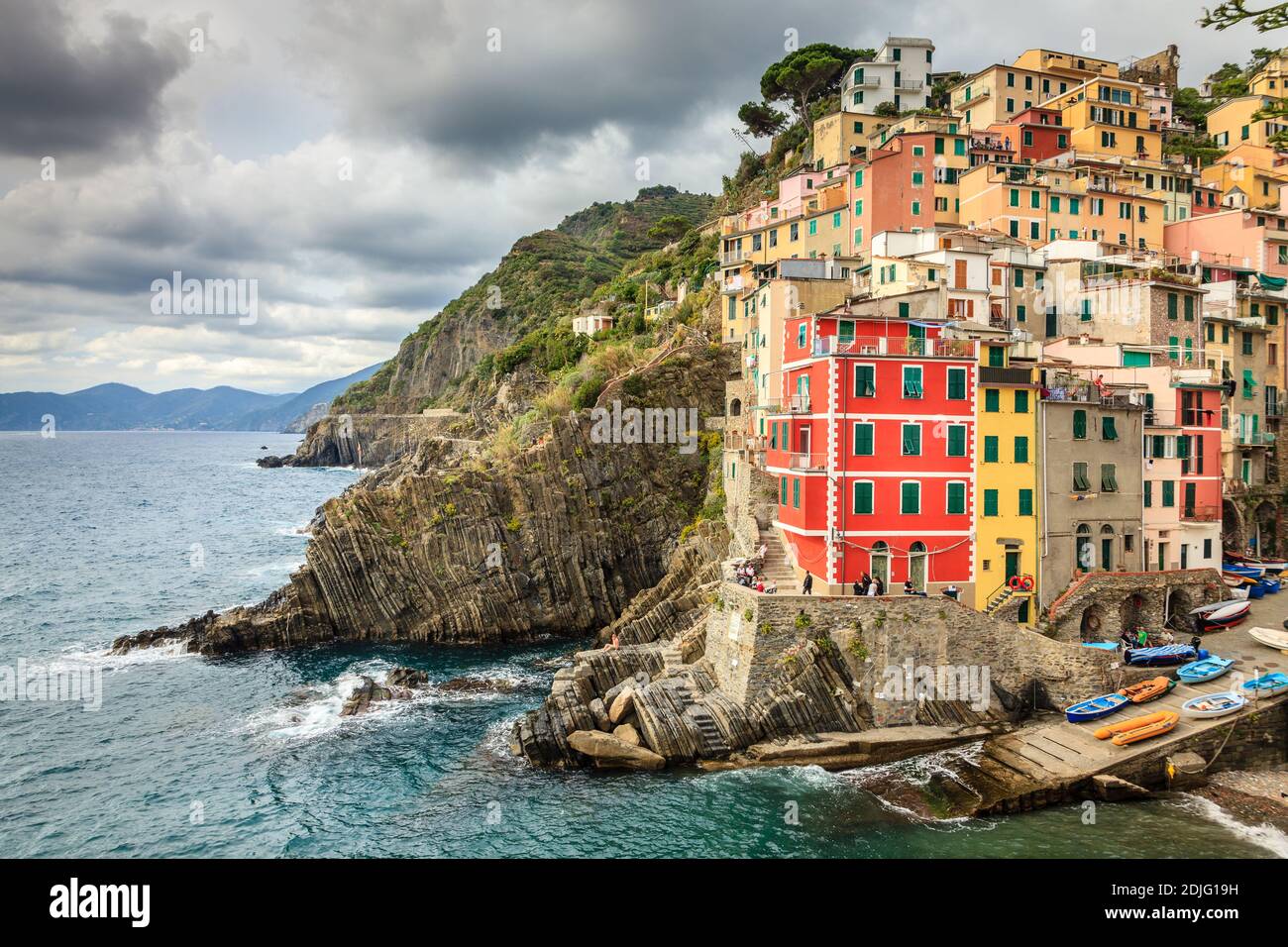Blick auf die Mittelmeerküste vom Dorf Riomaggiore In Italien Stockfoto