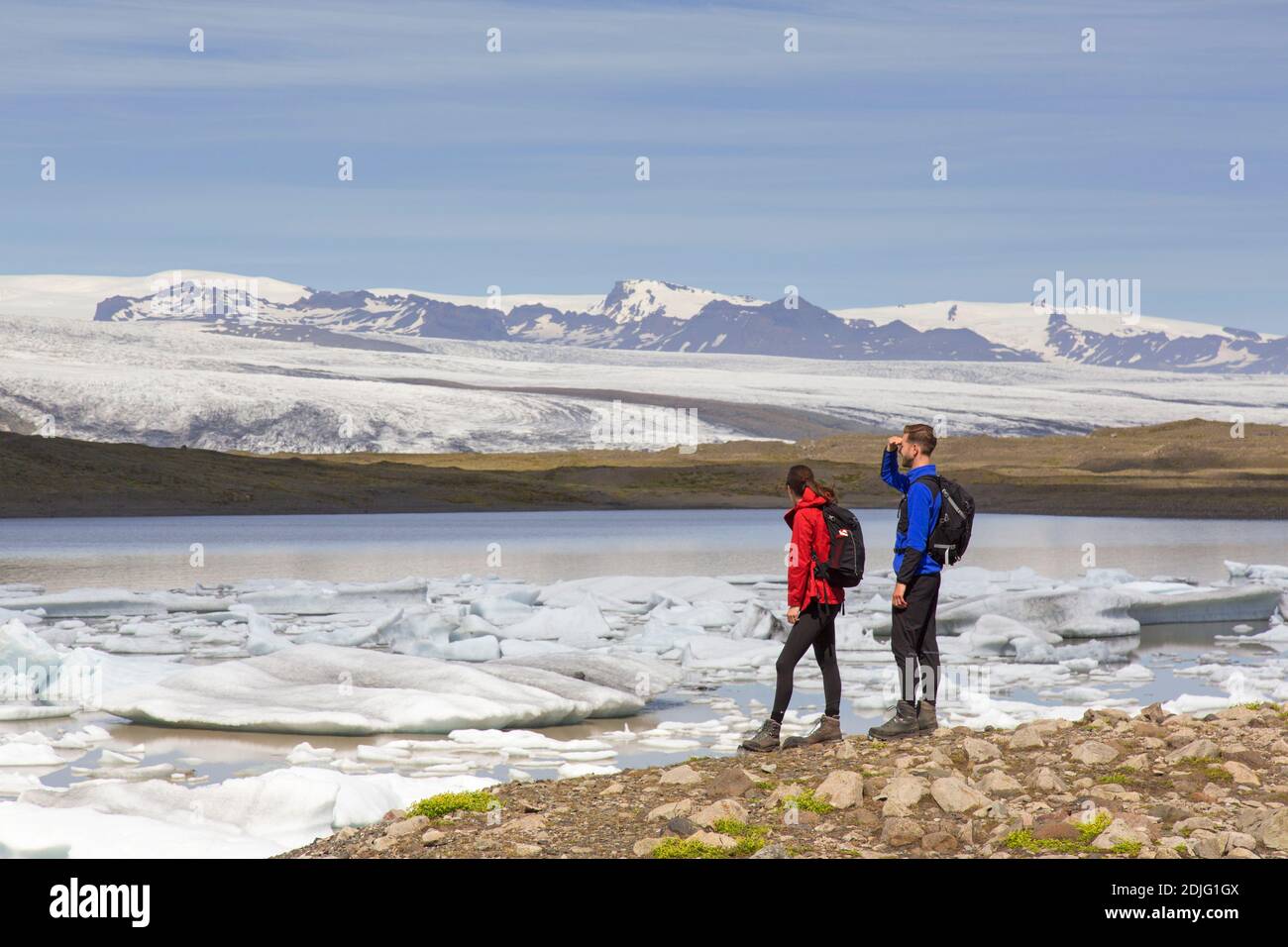 Touristen mit Blick auf den Gletschersee Fjallsárlón und isländischen Gletscher Fjallsjökull, Teil von Vatnajökull im Sommer, Island Stockfoto