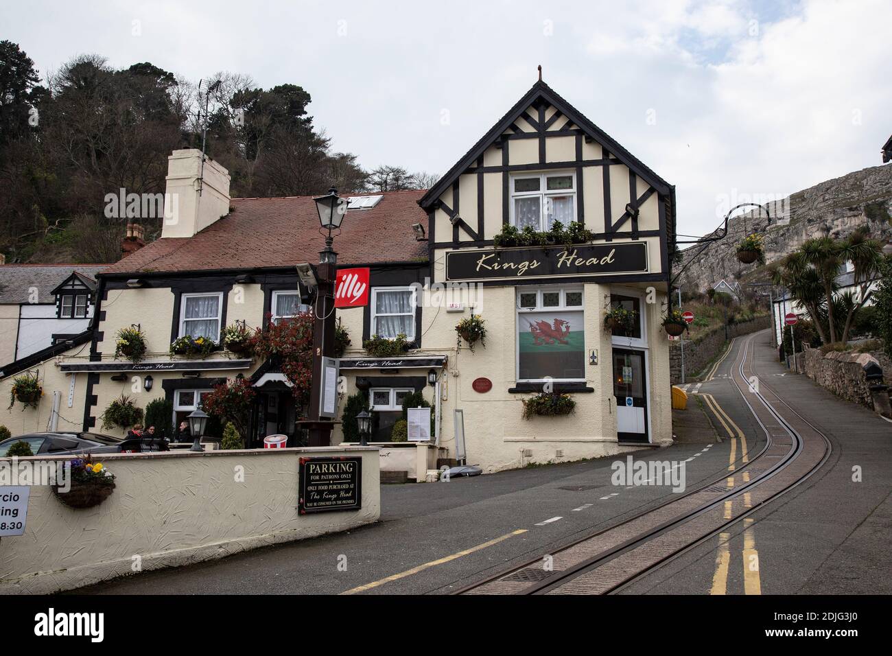 Der nach König Wilhelm IV. Benannte King’s Head ist die einzige Kneipe, die aus den frühesten Tagen Llandudno erhalten ist und sich am Fuße der Großen Orme befindet. Stockfoto