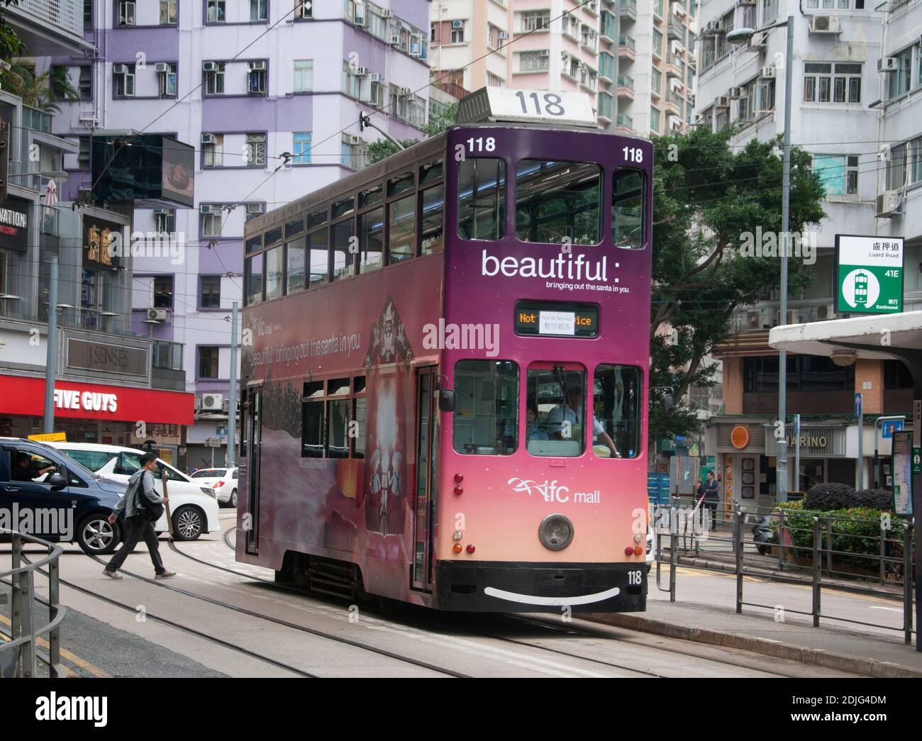 Doppelstockige Straßenautos Rollen auf Schienen in Hongkongs Stadtvierteln. Ernie Mastroianni Foto Stockfoto