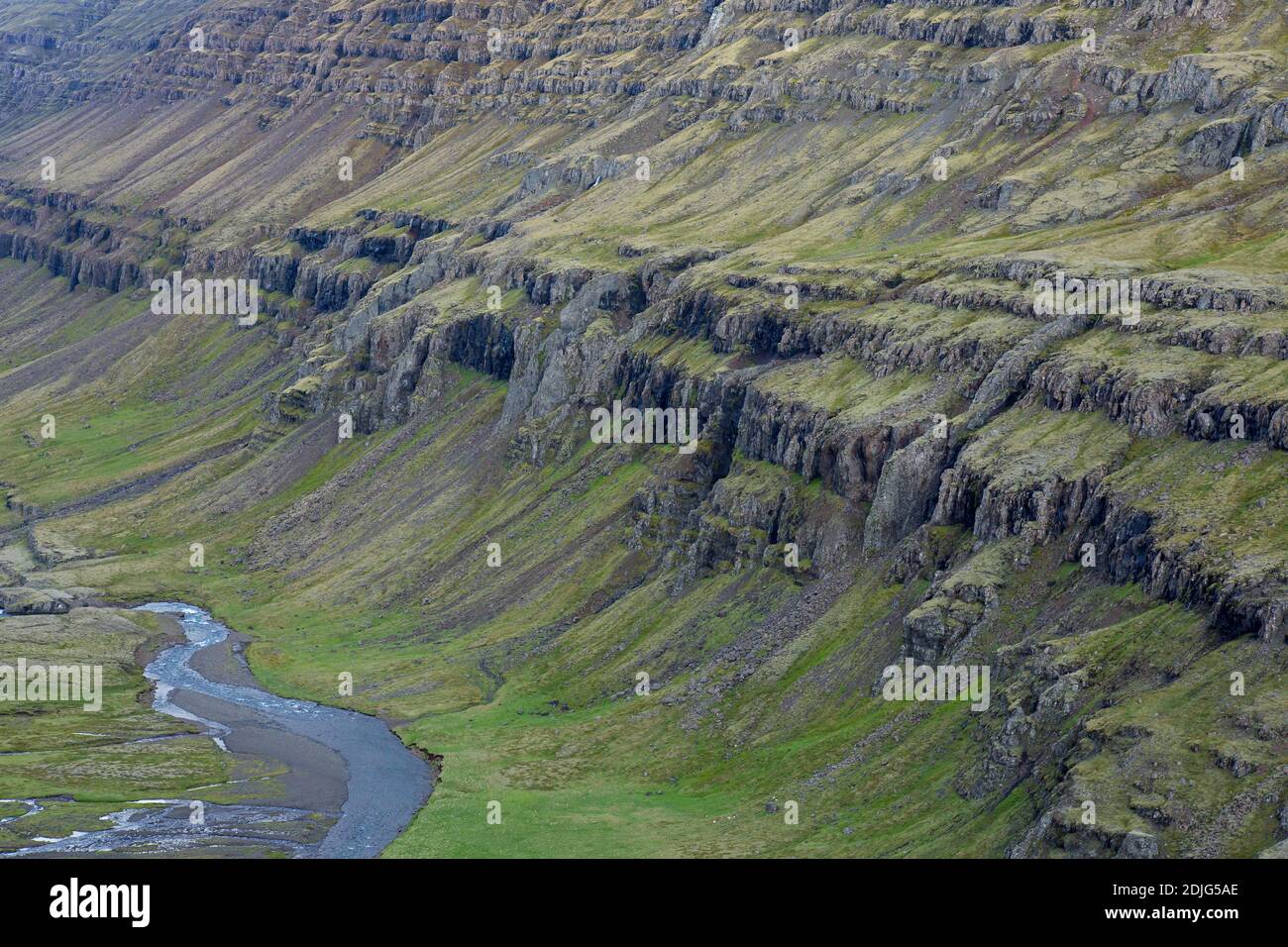 Berufjarðará / Berufjardara Fluss, der im Sommer durch die Berge von Fossarfell fließt, Austurland, Ostisland Stockfoto