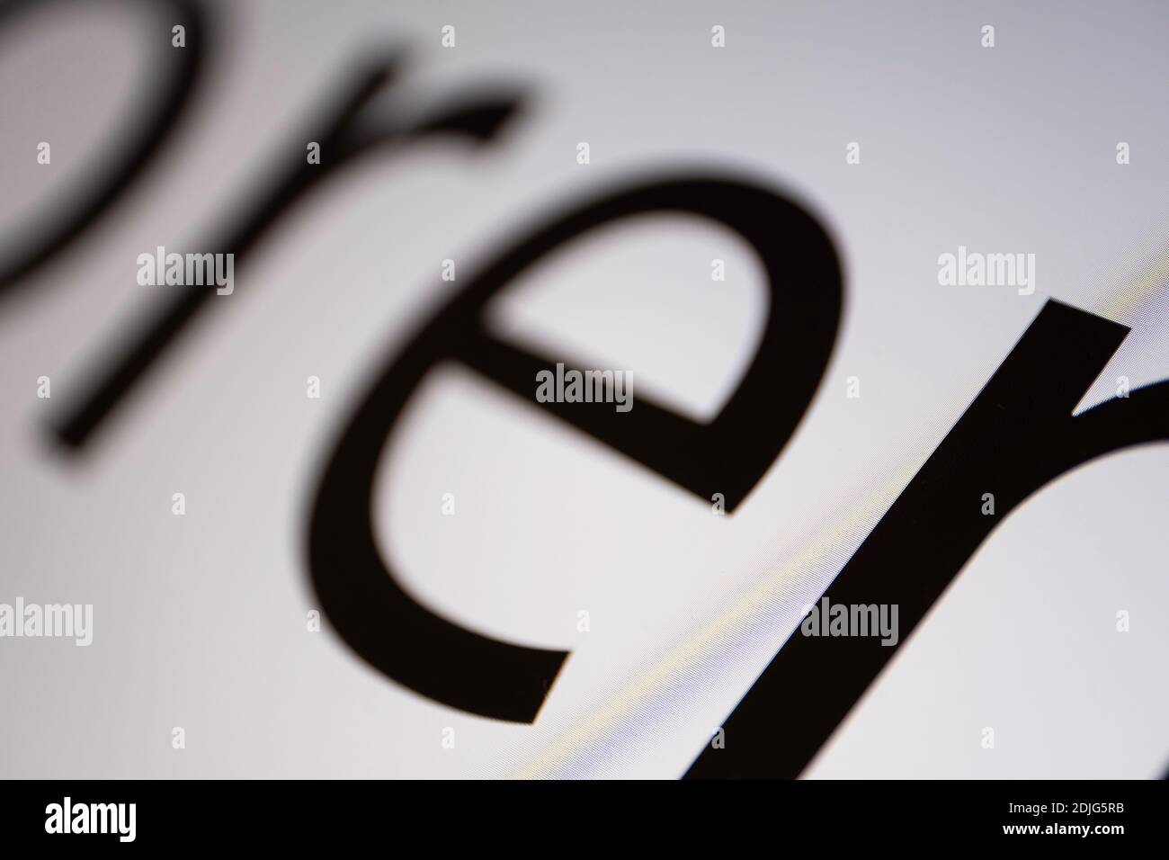 Nahaufnahme eines Teils des Schwarz-Weiß-Lorem Ipsum-Textes auf einem Bildschirm mit Fokus auf dem Buchstaben N unten rechts. Sehr enge Schärfentiefe Stockfoto