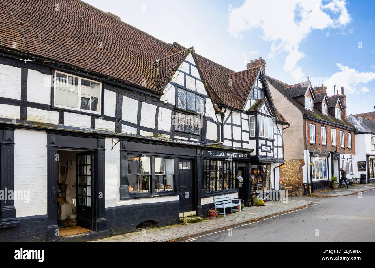 Der Ort an der West Street und Antiquitätengeschäfte in historischen schwarz-weiß-Fachwerkhäusern, West Street, Midhurst, eine Stadt in West Sussex, SE England Stockfoto