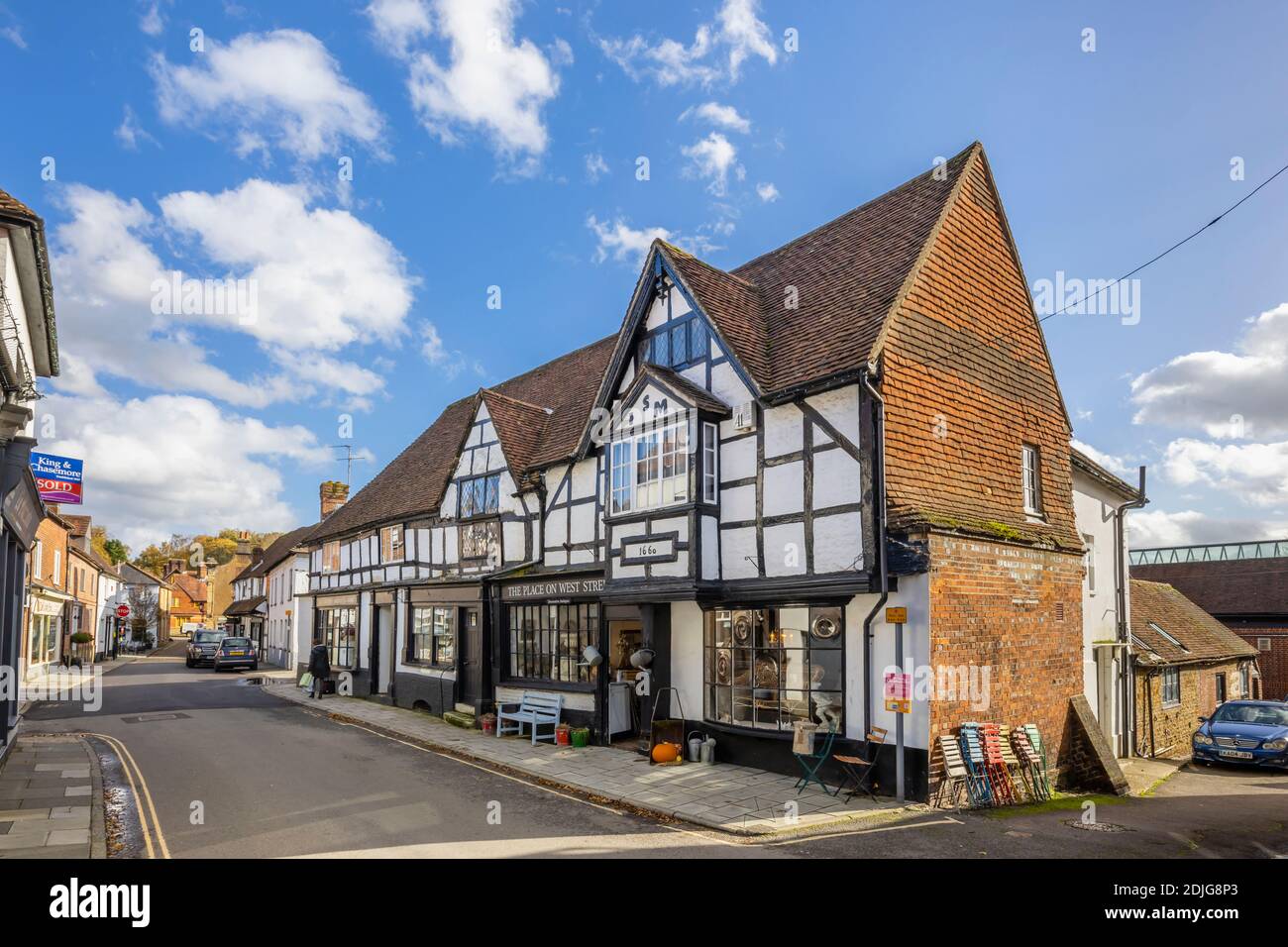 Der Ort an der West Street und Antiquitätengeschäfte in historischen schwarz-weiß-Fachwerkhäusern, West Street, Midhurst, eine Stadt in West Sussex, SE England Stockfoto