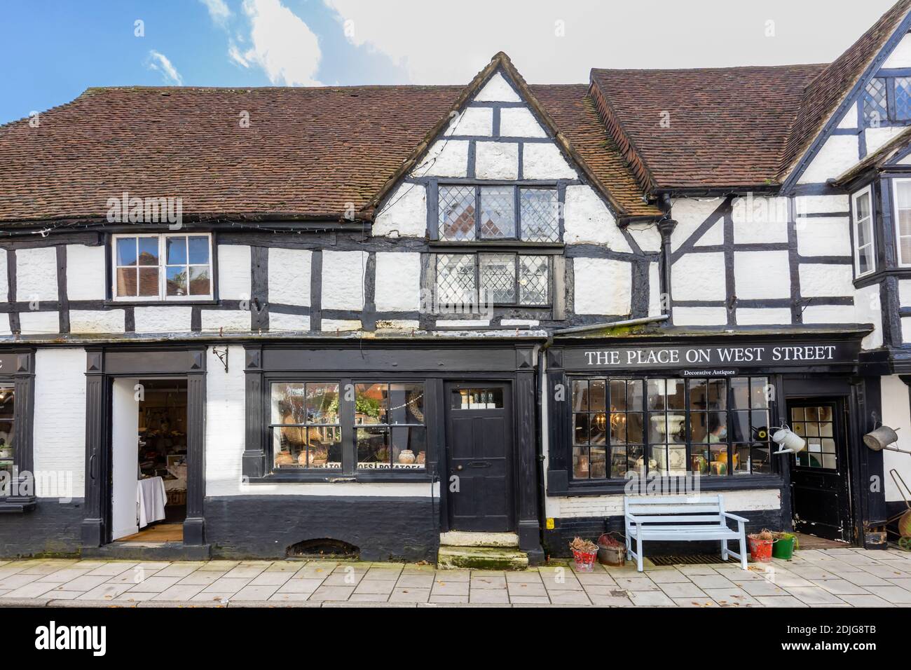 Der Ort an der West Street und Antiquitätengeschäfte in historischen schwarz-weiß-Fachwerkhäusern, West Street, Midhurst, eine Stadt in West Sussex, SE England Stockfoto