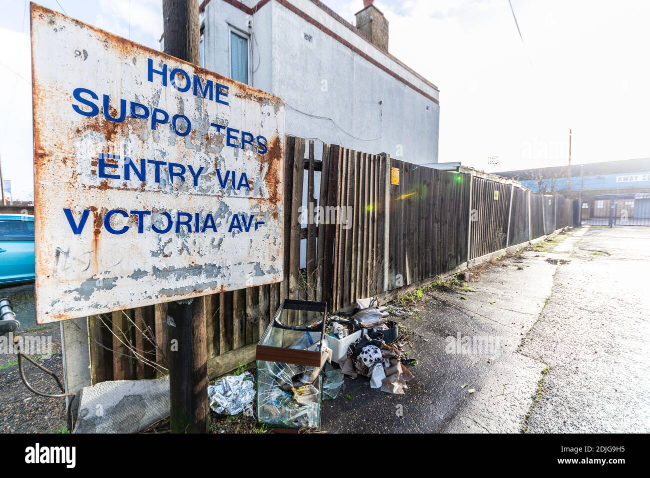 Rostende verrostete Schild in Fairfax Drive Eingang Drehkreuze Roots Hall Stadion Boden, Heimat des Southend United Football Club in Wohngebiet Stockfoto