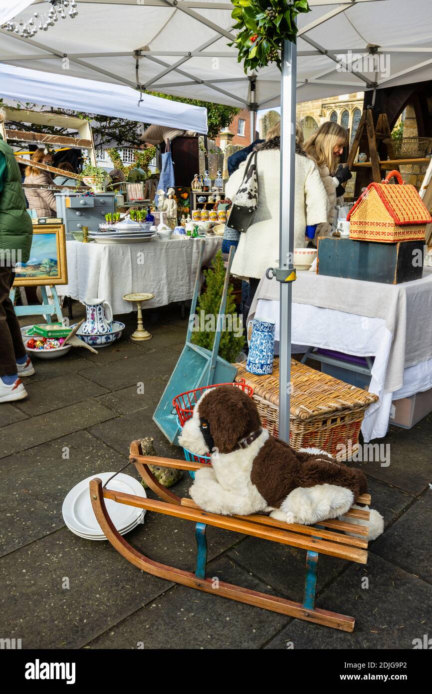 Ausstellung an einem Stand auf der beliebten jährlichen Country Brocante Wintermesse im Dezember auf dem Marktplatz in Midhurst, West Sussex Stockfoto