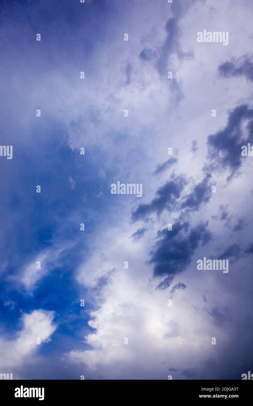 Stürmischer Himmel mit bedrohlichen Wolken. Stockfoto