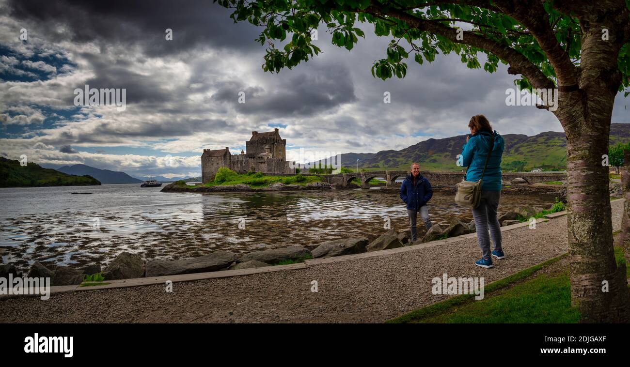Am frühen Morgensonnenlicht über Eilean Donan Castle am Kyle of Lochalsh in den westlichen Highlands von Schottland Stockfoto