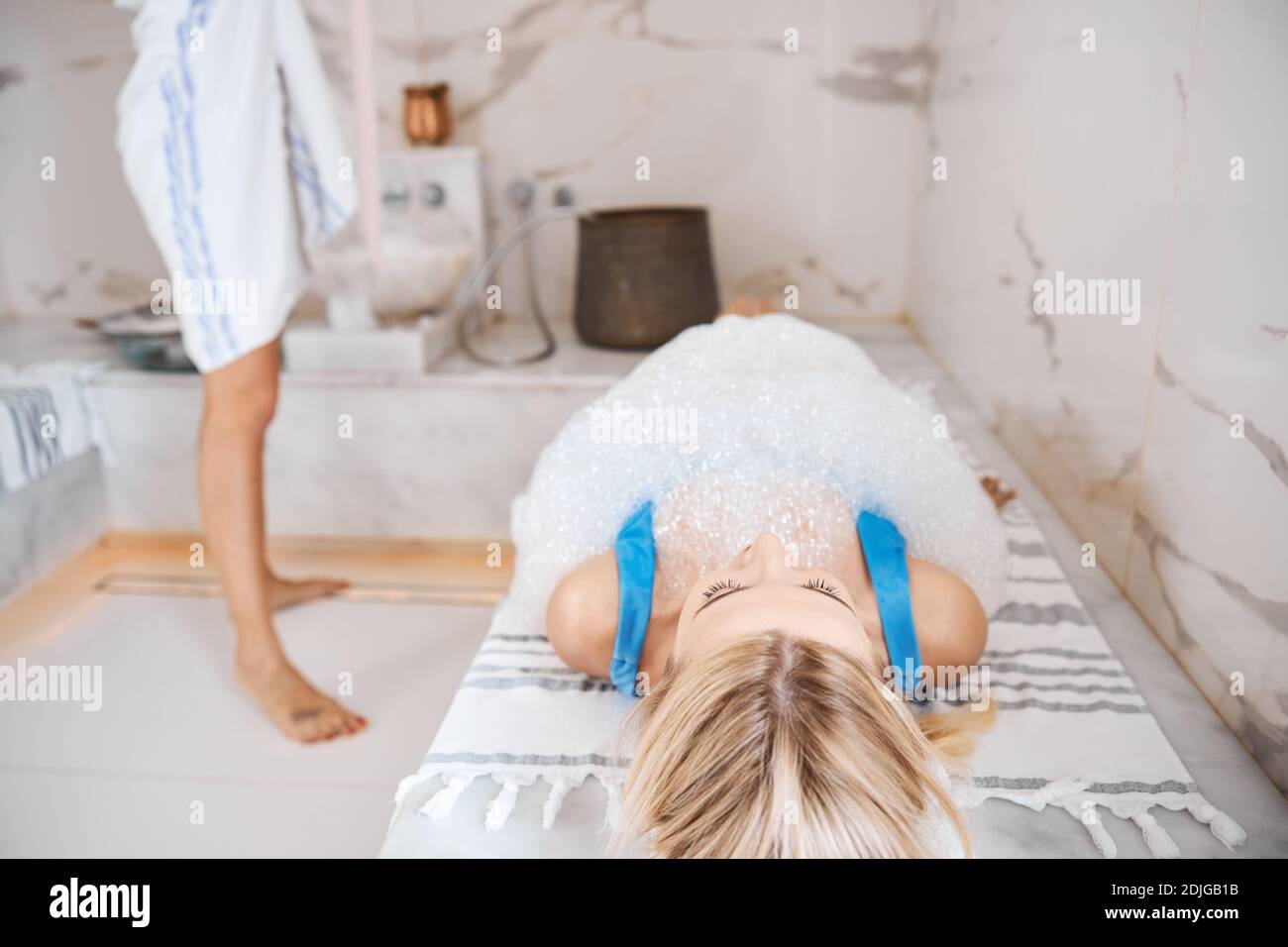 Wunderschöne hübsche Frau, die sich im türkischen Bad im Zimmer ausruhte In Innenräumen Stockfoto