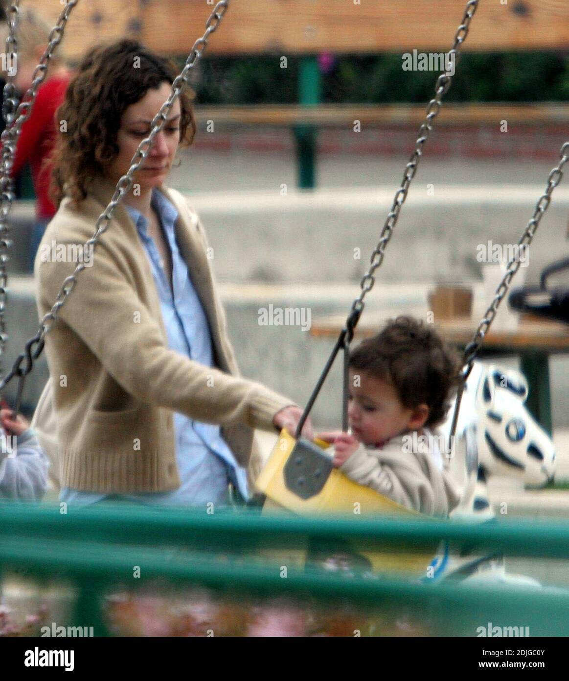 Exklusiv!! Sara Gilbert, ihre Freundin Allison Adler und ihr Sohn Royal Wilfred Adler verbringen einen vergnüglichen Tag in Malibu, ca. Sara schob ihren 16 Monate alten Sohn auf die Schaukeln, als er kicherte und sie gurrte zu ihm, dann durchforschte die Familie die Geschäfte. 02/04/06 Stockfoto