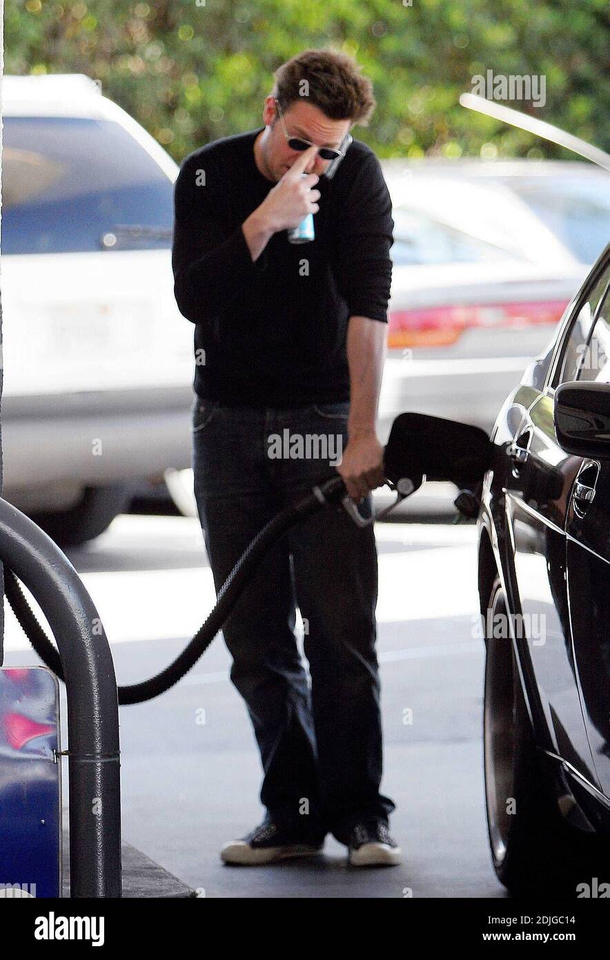 Exklusiv!! Matthew Perry mutli Aufgaben in Beverly Hills, ca. Der Schauspieler unterhielt sich auf dem Handy, während er seinen Tank füllte und sich an einer Dose des Energy Drinks, Diet Red Bull, hielt 03/02/06 [[rac]] Stockfoto