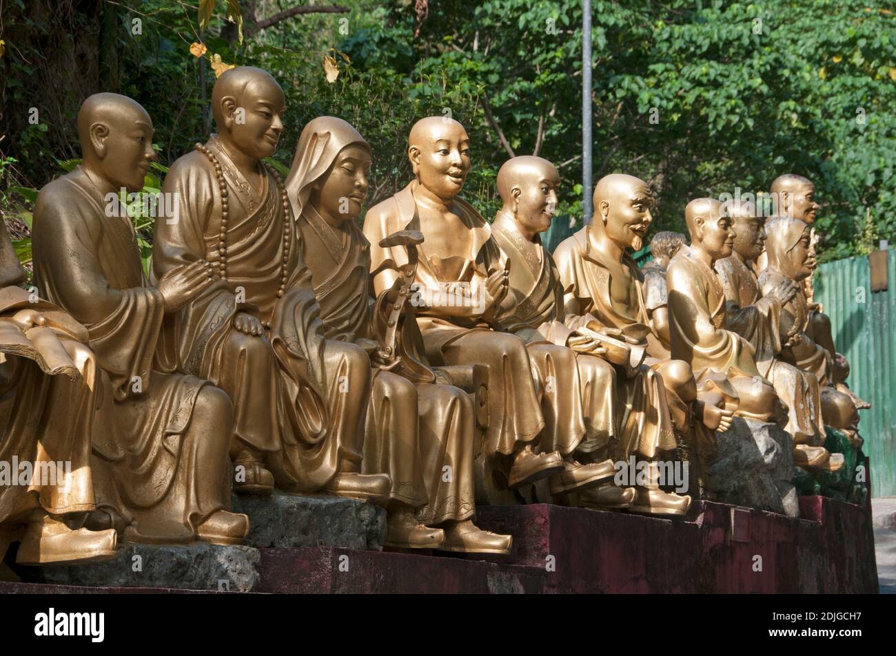 Das zehntausend Buddha Kloster in Sha Tin, New Territories, Hong Kong. Jede Buddha-Statue ist einzigartig. Mehr als 12,000 Buddha-Statuen sind in diesem Schrein in Gehweite zu einem Bahnhof zu sehen. Ernie Mastroianni Foto. Stockfoto