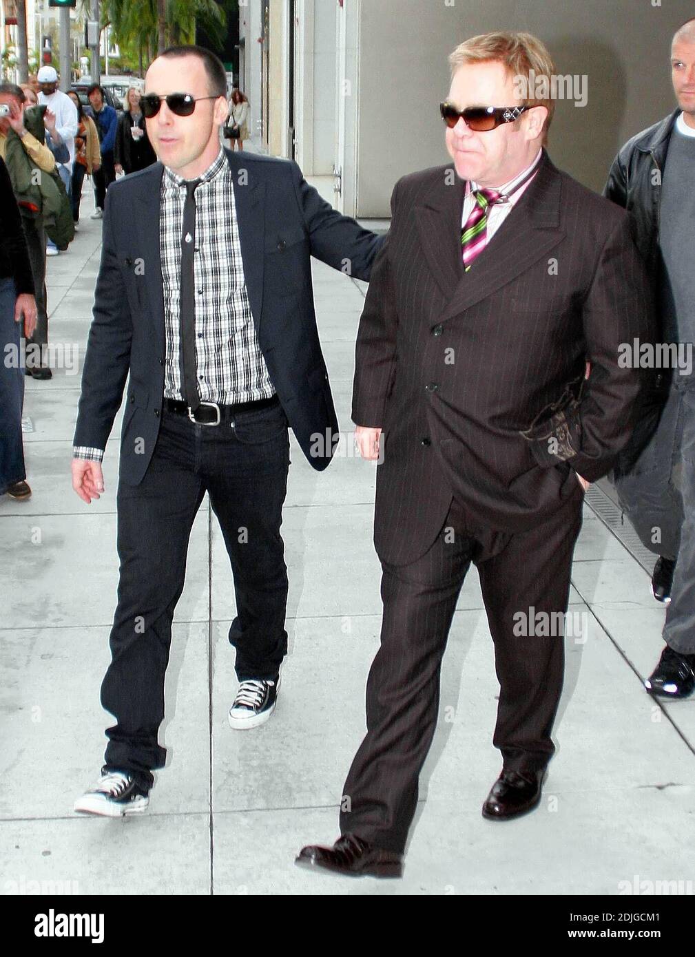 Elton John und David Furnish Genießen Sie einen Einkaufstag in Beverly Hills, Ca. Das Paar kaufte einen Sturm in Prada, Fred Segal, Maxfields und Marc Jacobs, gefolgt von einem kurzen Ausflug nach Jamba Juice für eine Erfrischung, bevor es zurück in ihr Luxushotel ging. 03/03/06 [[rac]] Stockfoto