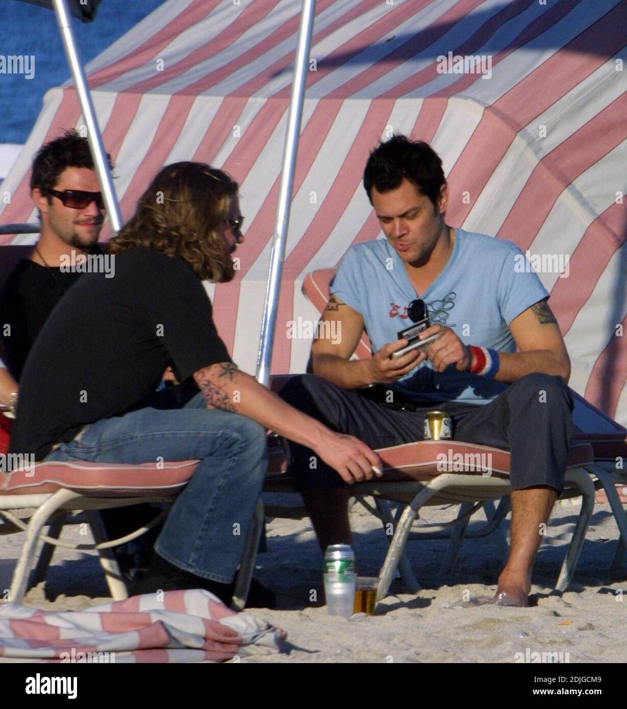 Johnny Knoxville pariert hart mit den Jackass-Kumpels Bam Margera und Ryan Dunn am South Beach, FL, 2/5/06 Stockfoto