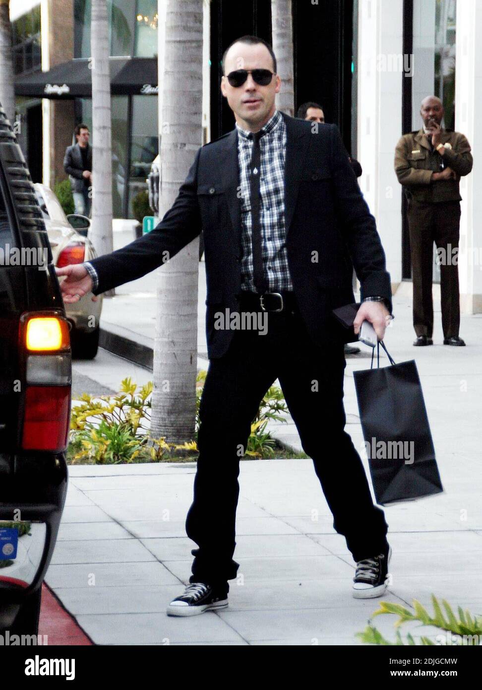 Elton John und David Furnish Genießen Sie einen Einkaufstag in Beverly Hills, Ca. Das Paar kaufte einen Sturm in Prada, Fred Segal, Maxfields und Marc Jacobs, gefolgt von einem kurzen Ausflug nach Jamba Juice für eine Erfrischung, bevor es zurück in ihr Luxushotel ging. 03/03/06 [[rac]] Stockfoto