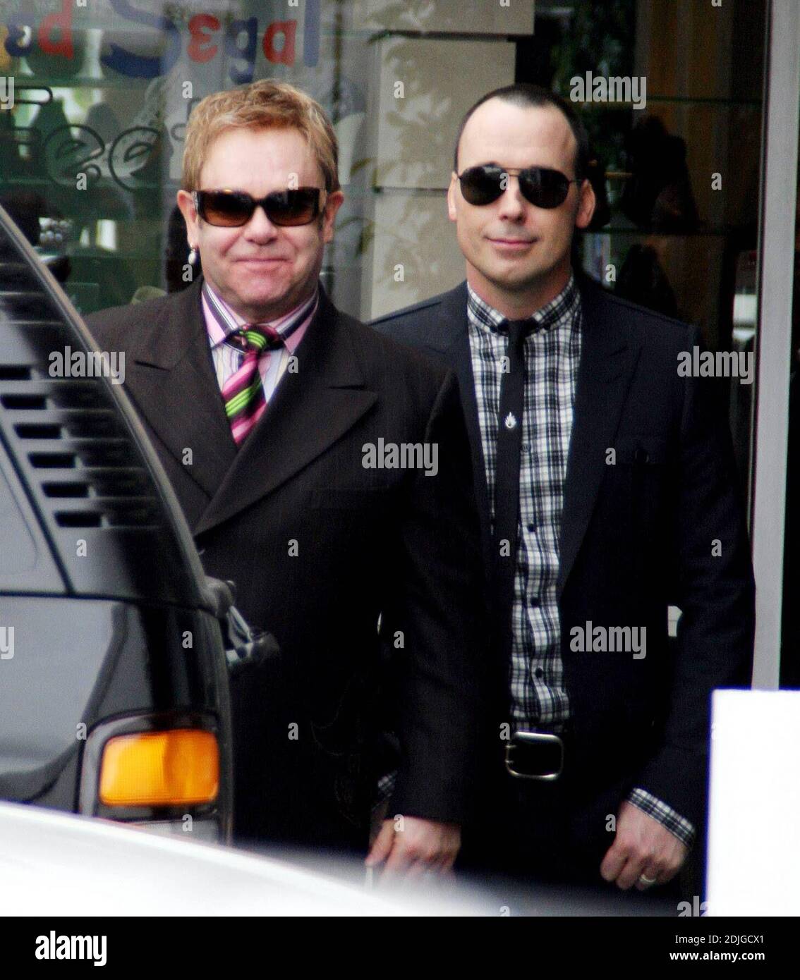 Elton John und David Furnish Genießen Sie einen Einkaufstag in Beverly Hills, Ca. Das Paar kaufte einen Sturm in Prada, Fred Segal, Maxfields und Marc Jacobs, gefolgt von einem kurzen Ausflug nach Jamba Juice für eine Erfrischung, bevor es zurück in ihr Luxushotel ging. 03/03/06 [[rac]] Stockfoto