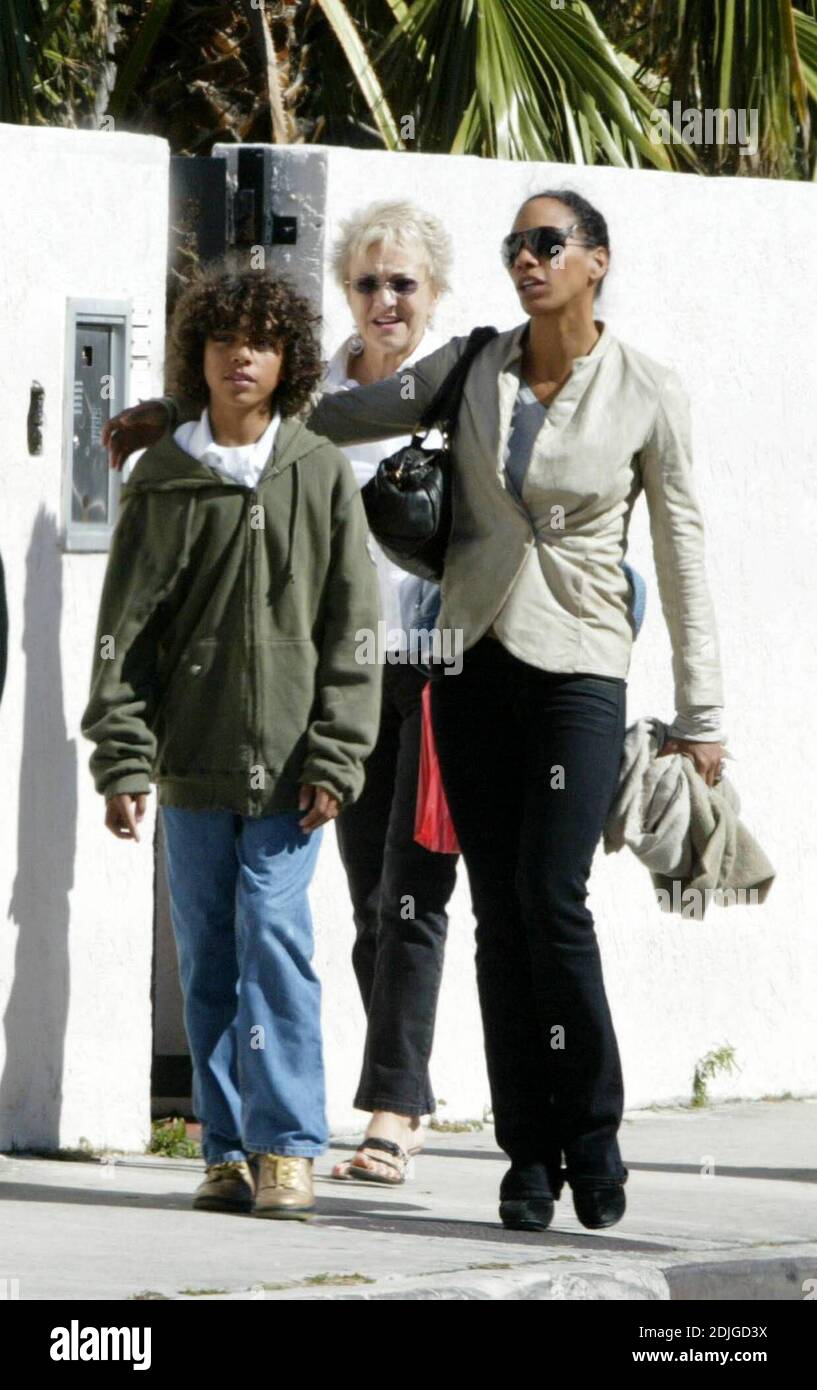 Exklusiv!! Barbara Becker mit den Söhnen Elias, Noah und Freunden verbringen einen Nachmittag in Miami, 1/15/06 Stockfoto