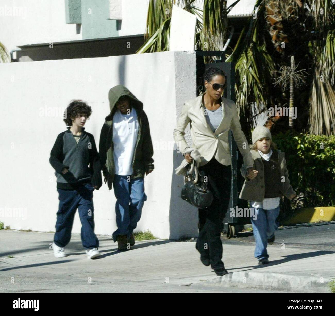 Exklusiv!! Barbara Becker mit den Söhnen Elias, Noah und Freunden verbringen einen Nachmittag in Miami, 1/15/06 Stockfoto