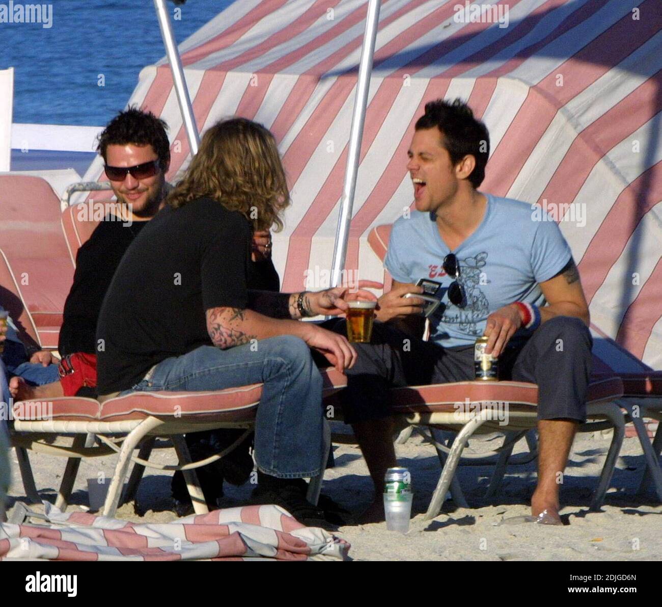 Johnny Knoxville pariert hart mit den Jackass-Kumpels Bam Margera und Ryan Dunn am South Beach, FL, 2/5/06 Stockfoto