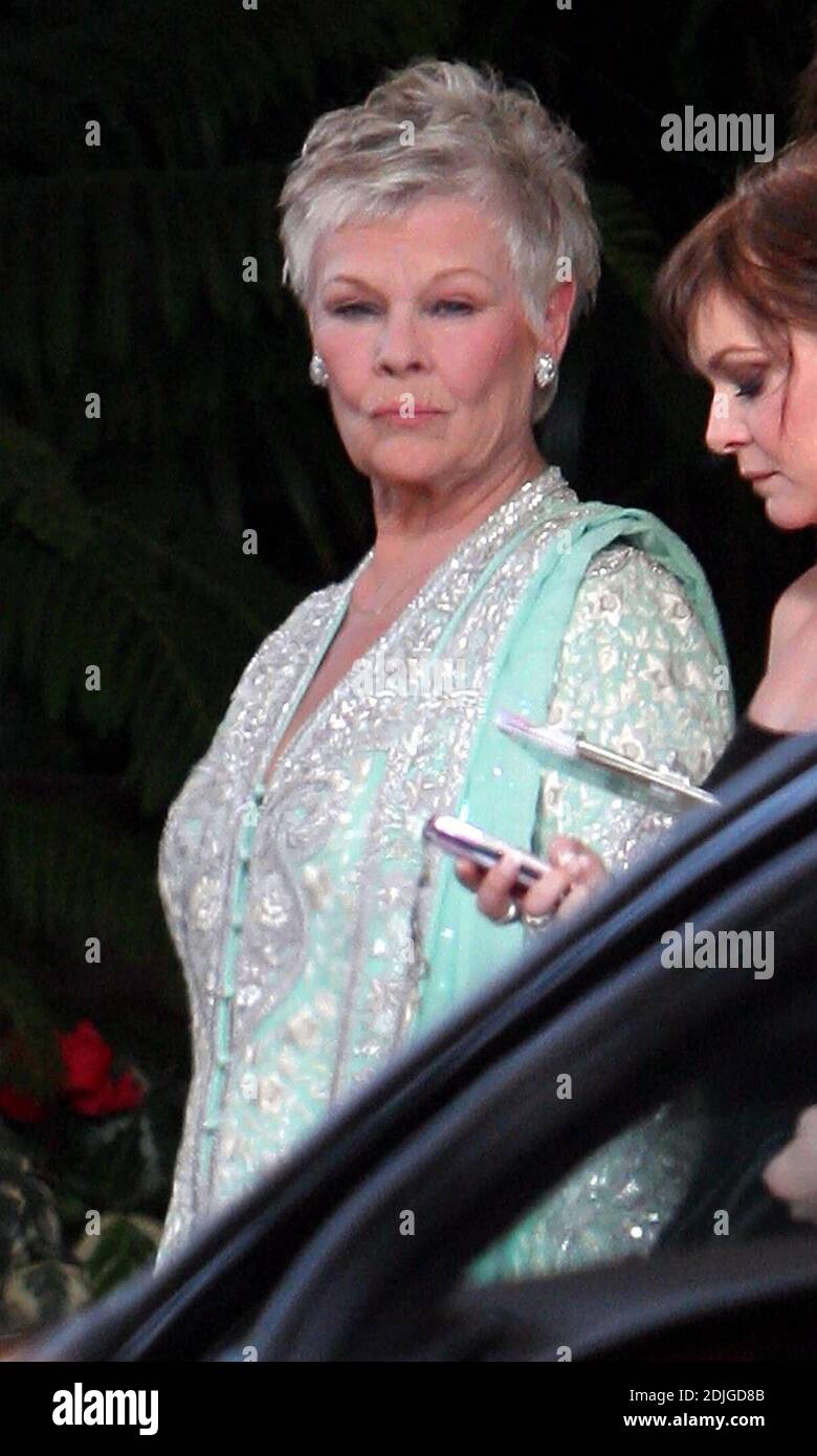 Dame Judi Dench verlässt das Four Seasons Hotel in Los Angeles, um an der Oscars-Zeremonie teilzunehmen. Die Schauspielerin stoppte ihre Limousine, um Autogramme zu schreiben. 03/05/06 [[rac]] Stockfoto