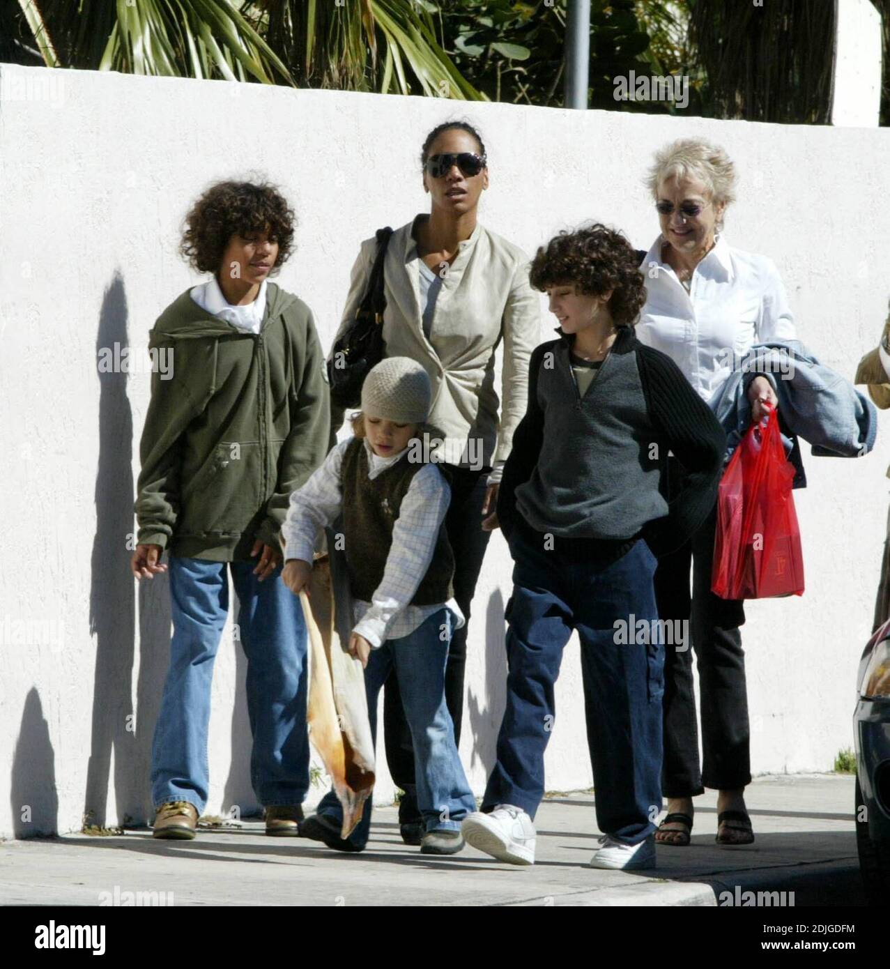 Exklusiv!! Barbara Becker mit den Söhnen Elias, Noah und Freunden verbringen einen Nachmittag in Miami, 1/15/06 Stockfoto