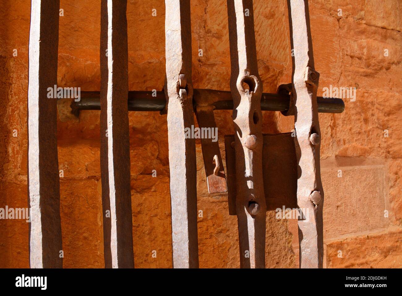 Detail von Eisenzaun mit Schloss aus dem Mittelalter in der Burg von Belmonte. Stockfoto