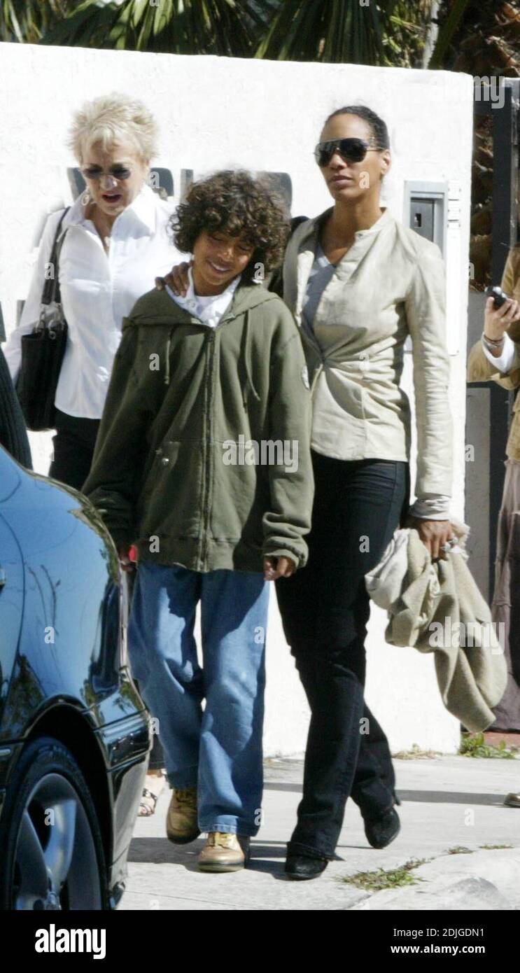 Exklusiv!! Barbara Becker mit den Söhnen Elias, Noah und Freunden verbringen einen Nachmittag in Miami, 1/15/06 Stockfoto