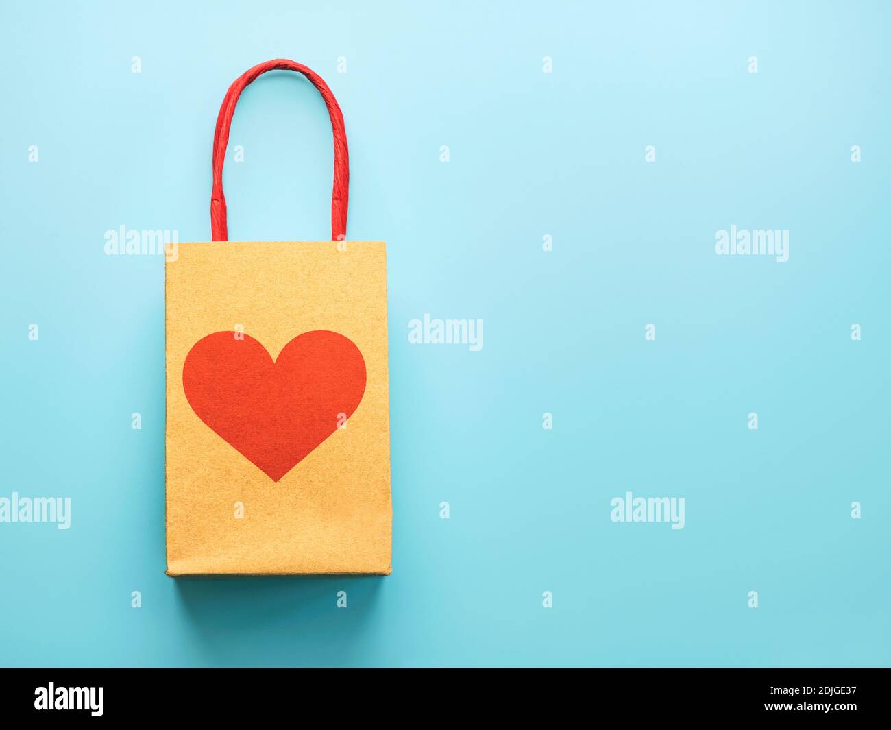 Alles Liebe zum Valentinstag.Einkaufstasche mit einem roten Herz auf blau Hintergrund Stockfoto