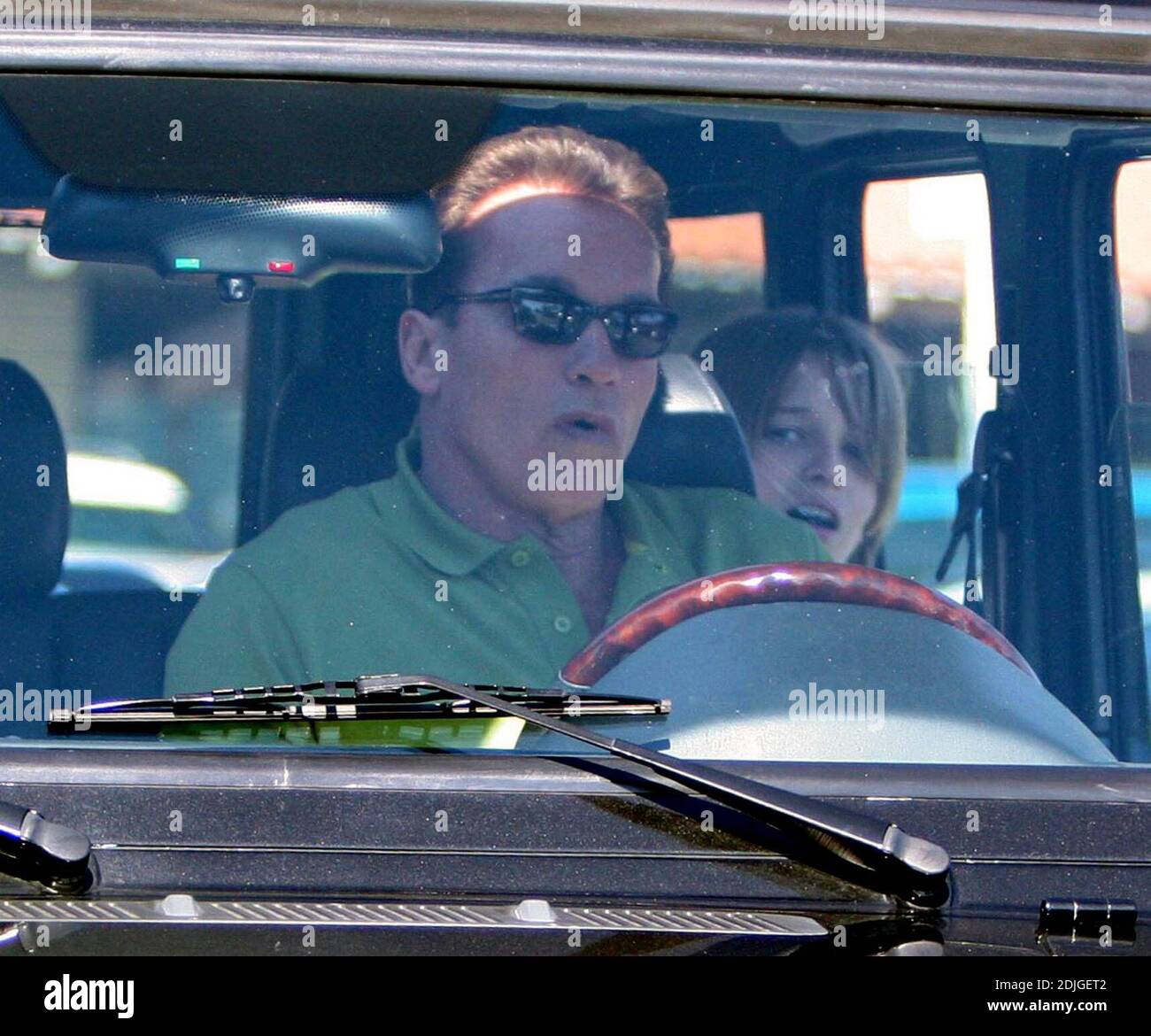 Exklusiv!! Arnold Schwarzenegger nimmt seinen Sohn Patrick für einen weiteren Wochenend-Spin mit, diesmal ohne Unfälle und mit seinem Motobike für einen Mercedes G500 oder als Spitzname vom Gouverneursplatz, seinen G WAGEN. Malibu, Ca. 1/22/06 Stockfoto