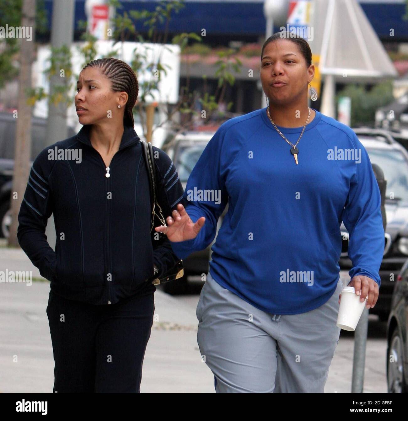 Exklusiv!! Für den Fall, dass sie vergisst, wo sie es hingelegt hat, trägt Queen Latifah ihren Schlüssel um den Hals während eines Einkaufsbummel in Los Angeles, ca. 1/25/06 Stockfoto